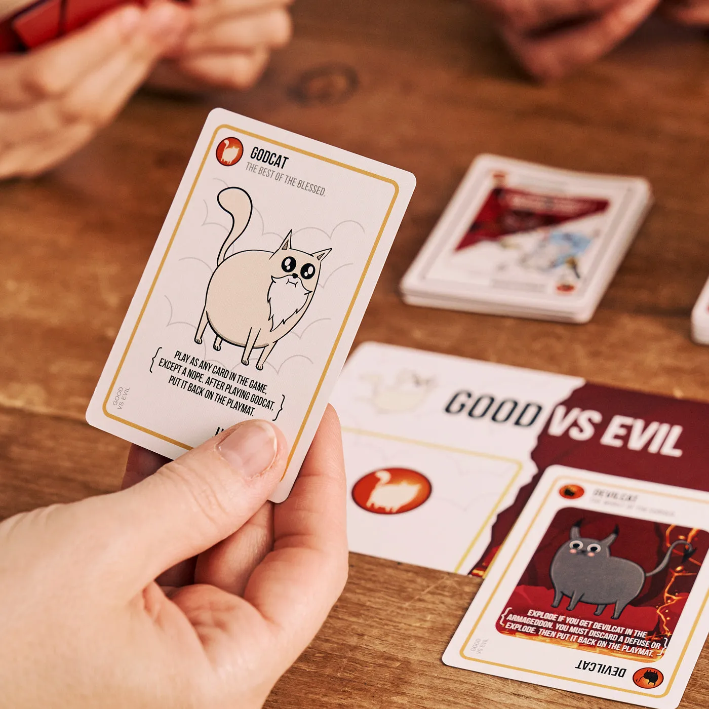 Exploding Kittens Good vs Evil gioco di carte scontri