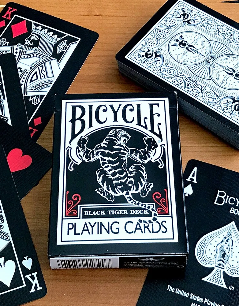 Bicycle Black Tiger Red carte poker dorso nero visibile UV