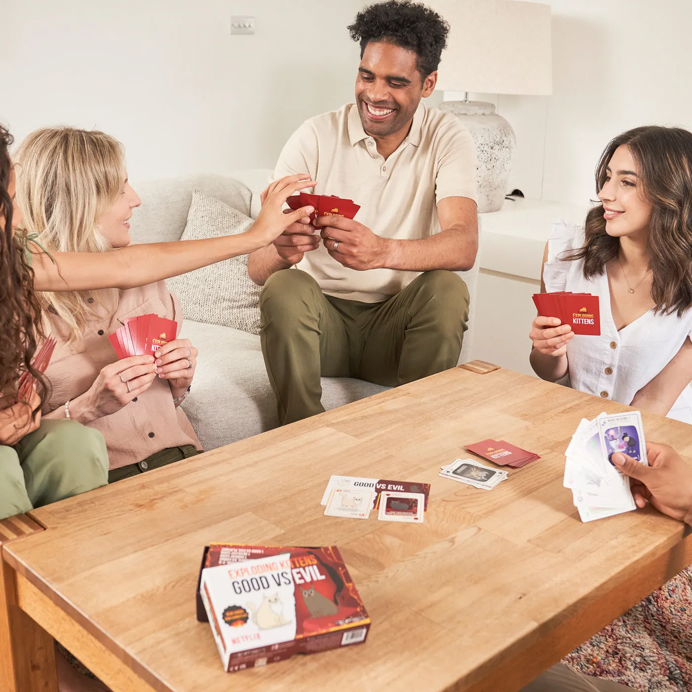 Exploding Kittens Good vs Evil gioco di carte scontri
